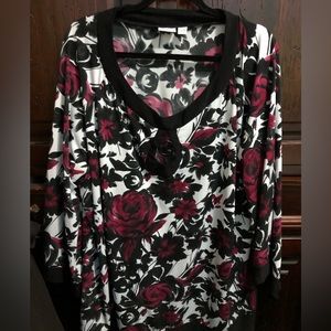 Cato Top Sz 26/28 White w/ Burgundy/Black Flowers Roses.  Beautiful sexy print!